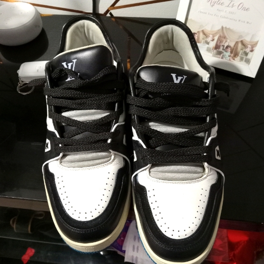 LV Shoes - Picture 3 of 4